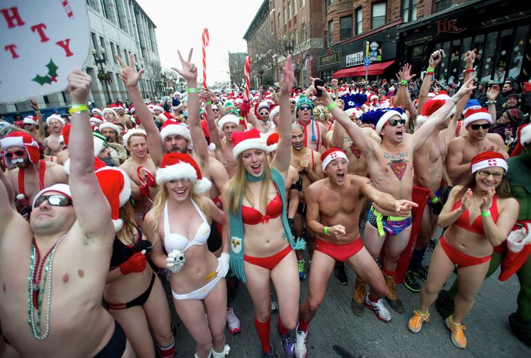 Благотворительный забег Santa Speedo Run в пригороде Бостона