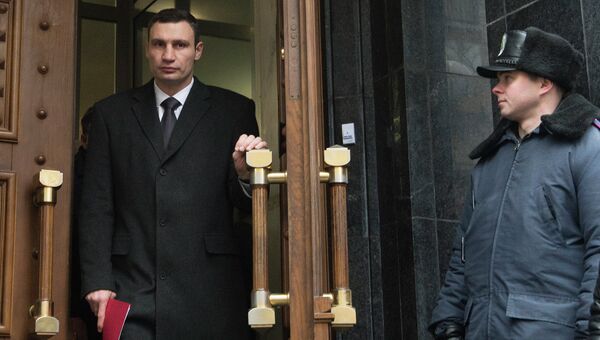 Виталий Кличко после передачи генеральному прокурору Украины требований трех оппозиционных партий. Фото с места события