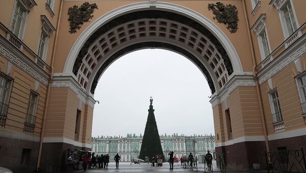 Новогодняя ель на Дворцовой площади в Санкт-Петербурге