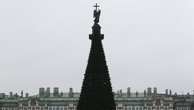 Новогодняя ель на Дворцовой площади в Санкт-Петербурге