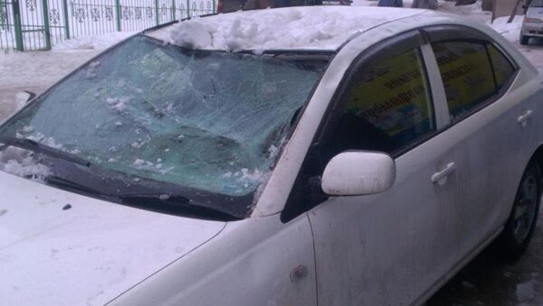Снег с крыши упал на автомобиль в Томске, событийное фото