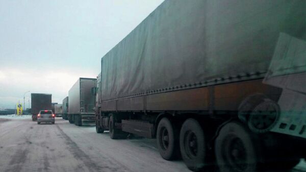 Пробки из-за снегопада на дорогах Новосибирска, событийное фото