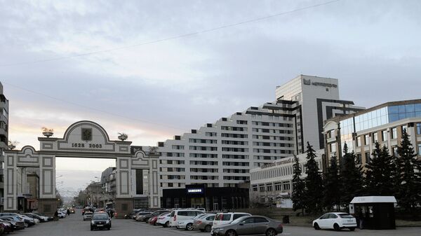 Триумфальная Арка 375-летия Красноярска на площади перед Большим концертным залом