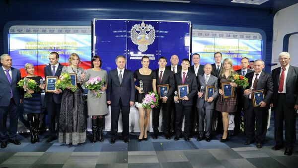 Министр спорта РФ Виталий Мутко и спортсмены на церемонии вручения наград.
