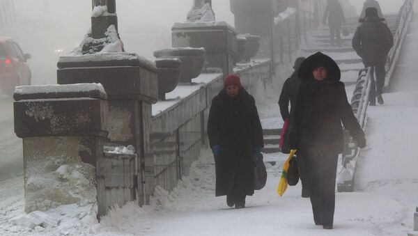 Жители Томска проходят по улицам города в морозную погоду, архивное фото