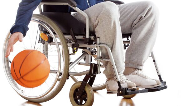 Мужчина в инвалидном кресле занимается спортом. Архивное фото
