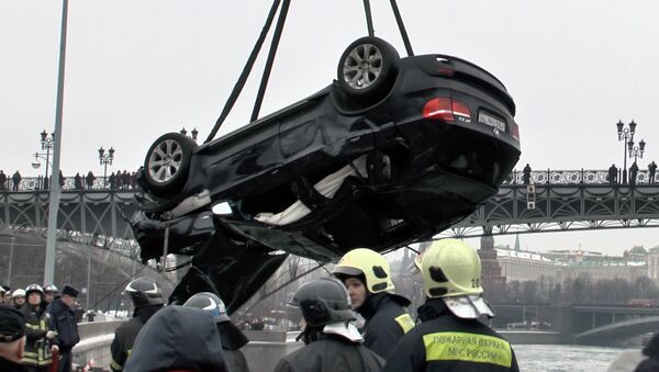 Упавший в Москву-реку автомобиль подняли со дна при помощи крана