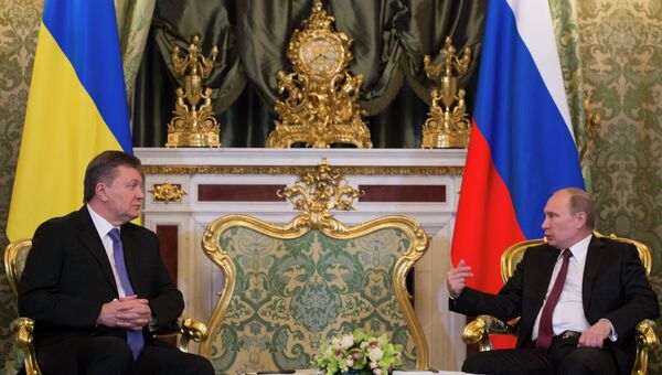 Президент России Владимир Путин (справа) и президент Украины Виктор Янукович во время встречи в Кремле. Архивное фото
