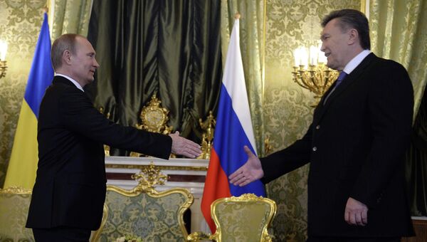 Президент России Владимир Путин (справа) и президент Украины Виктор Янукович во время встречи в Кремле. Архивное фото