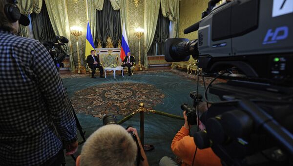 Президент России Владимир Путин (справа) и президент Украины Виктор Янукович во время встречи в Кремле, фото с места события