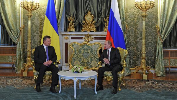 17 декабря 2013. Президент России Владимир Путин (справа) и президент Украины Виктор Янукович во время встречи в Кремле.