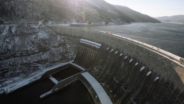Вид на плотину Саяно-Шушенской ГЭС. Архивное фото
