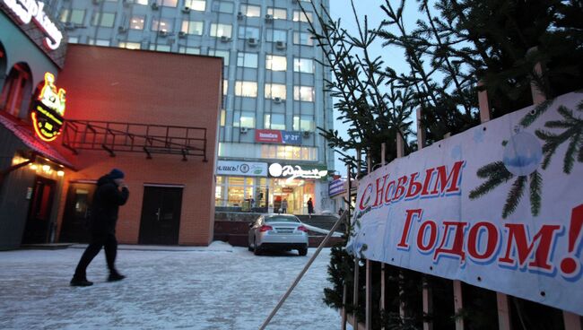 Продажа новогодних елей на улице в Новосибирске, архивное фото Продажа новогодних елей на улице в Новосибирске, архивное фото