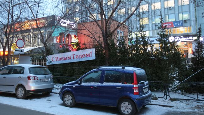 Продажа новогодних елей на улице в Новосибирске. архивное фото Продажа новогодних елей на улице в Новосибирске. архивное фото