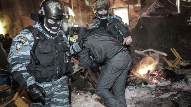 Внутренние войска штурмуют лагерь митингующих на Майдане. Архивное фото