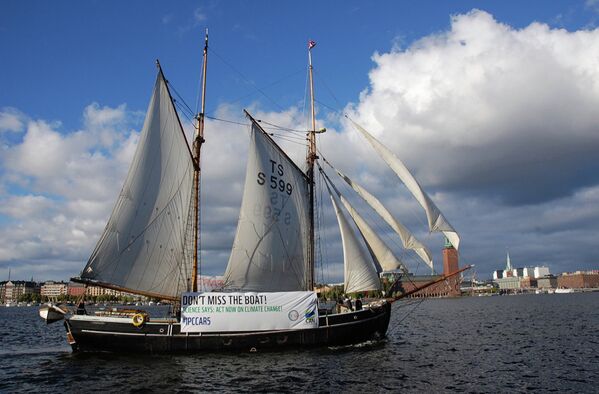 Активисты поставили корабль-напоминание перед зданием, где проходила конференция климатологов ООН