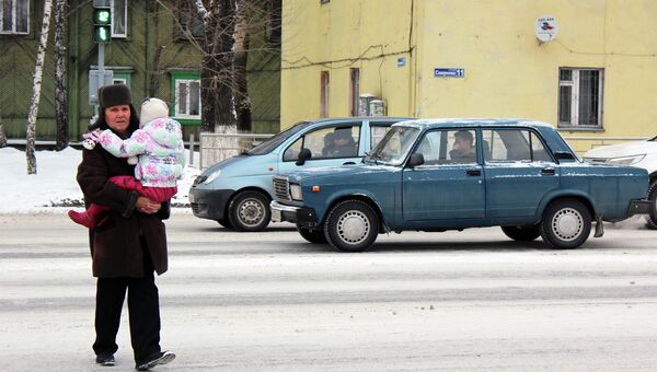 Пешеход переходит дорогу на улице Смирнова в Томске, архивное фото
