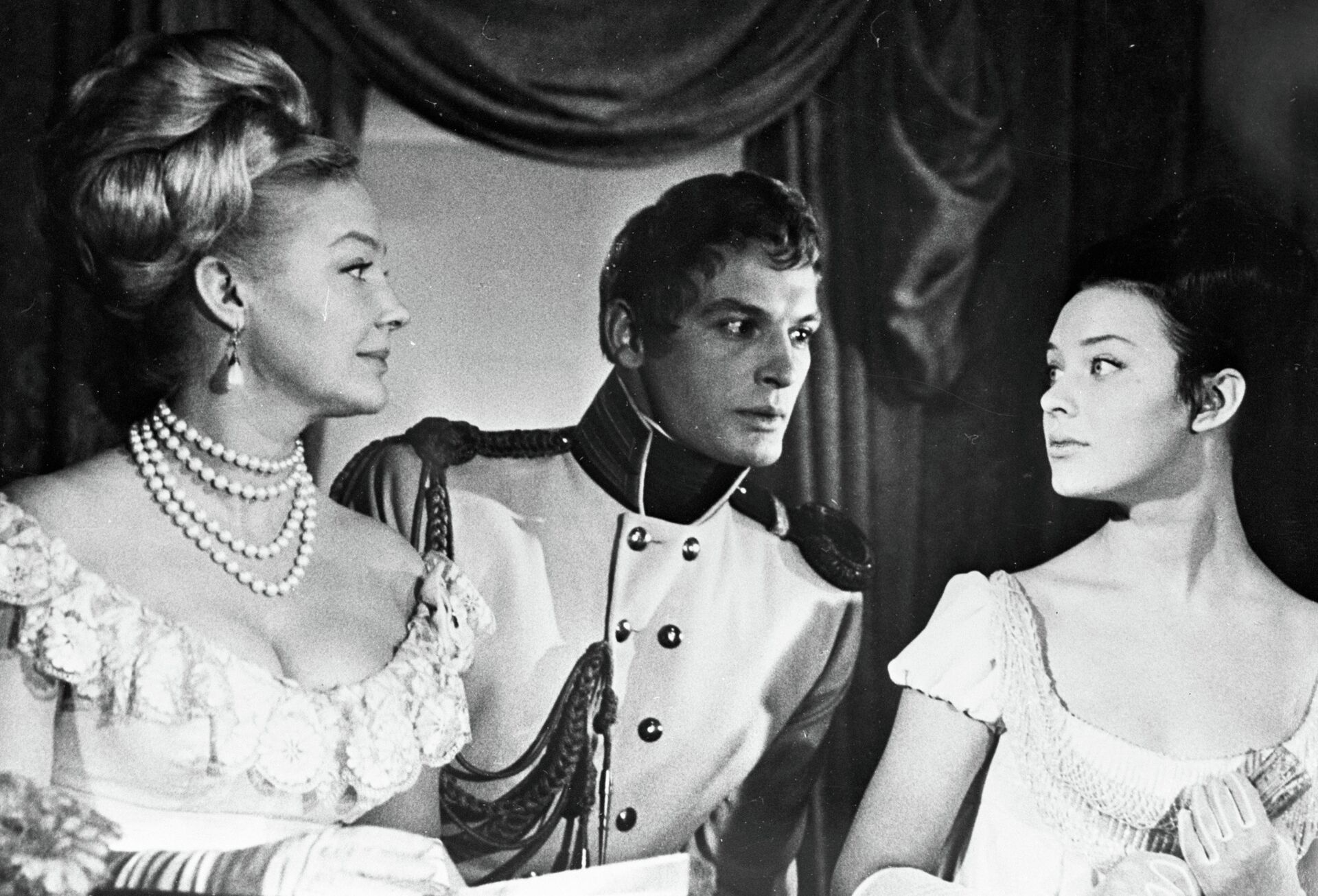 Ирина Скобцева, Василий Лановой и Людмила Савельева в фильме Война и мир Ирина Скобцева, Василий Лановой и Людмила Савельева в фильме Война и мир - РИА Новости, 1920, 10.06.2025