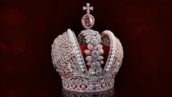 Копию императорской короны с тысячами бриллиантов показали в Москве