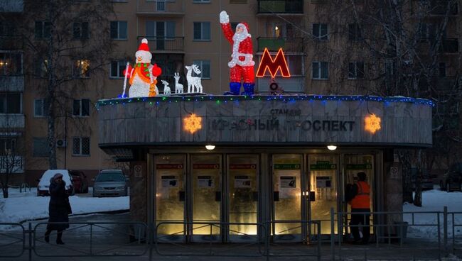 Новосибирское метро украсили светящимися Санта Клаусами и оленями, событийное фото