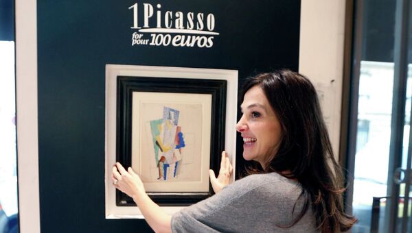 Организатор лотереи Один Пикассо за 100 евро перед картиной Пабло Пикассо Человек в цилиндре