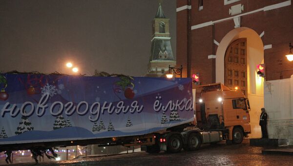 Специальный автопоезд с главной Новогодней елкой России, архивное фото
