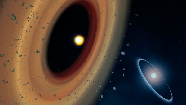 Художественное изображение системы Фомальгаута. Слева – звезда Фомальгаут С, окруженная поясом астероидов, справа – далекая Фомальгаут А со своим астероидным поясом
