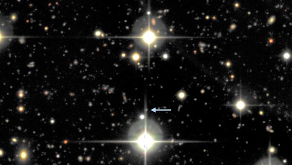 Сверхновая SNLS-06D4eu и ее «родная» галактика на этом снимке едва различимы, так как находятся очень далеко от нас. Большие яркие звезды, которые видны на снимке, находятся в нашей галактике