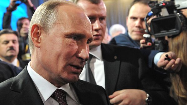 Президент России Владимир Путин отвечает на вопрос о М.Ходорковском после окончания большой ежегодной пресс-конференции в Центре международной торговли на Красной Пресне