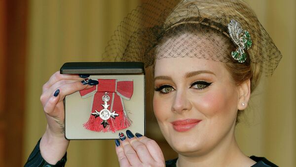 Певица Адель (Adele) с орденом Британской империи