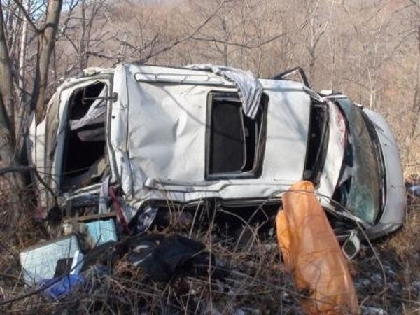 Четыре человека пострадали при аварии микроавтобуса, который перевернулся на дороге в Приморье. Фото с места события.