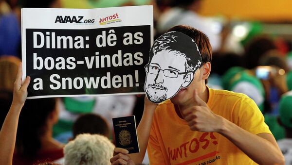 Демонстрация в Бразилии с требованием дать убежище Сноудену. Фото с места событий