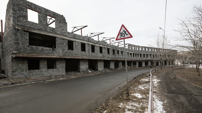 Обрушившая постройка из шлакоблоков на улице Сабанеева во Владивостоке