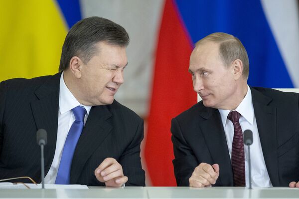 Президент России Владимир Путин (справа) и президент Украины Виктор Янукович во время церемонии подписания совместных документов