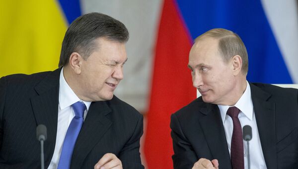 Президент России Владимир Путин (справа) и президент Украины Виктор Янукович во время церемонии подписания совместных документов