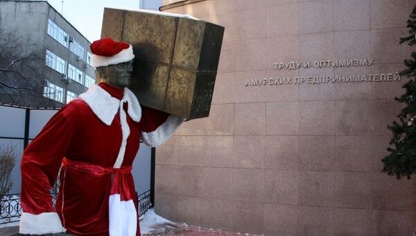 Памятник амурским предпринимателям в Благовещенске, одетый в костюм Деда Мороза, фото с места события