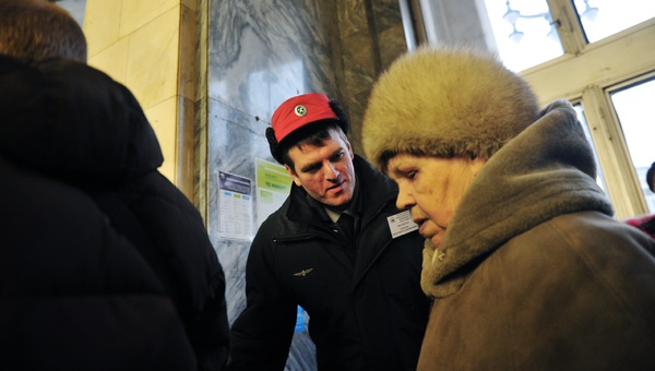 Дмитрий Терехов работает инспектором Центра обеспечения мобильности пассажиров на станции Новокузнецкая с середины ноября