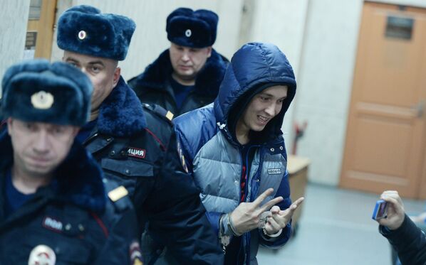 Рэп-исполнитель Роман Чумаков, подозреваемый в разбойном нападении, перед заседанием Савеловского суда Москвы
