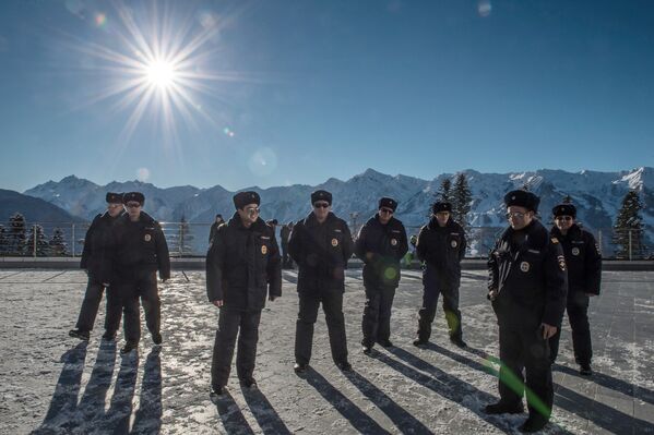 Сотрудники полиции на территории лыжно-биатлонного комплекса Лаура в Адлерском районе Сочи