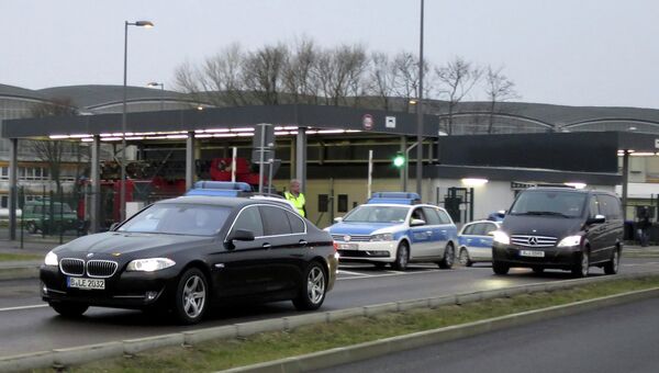 Колонна автомобилей, предположительно, с Михаилом Ходорковским выезжает из аэропорта Шенефельд в Берлине. 20 декабря 2013