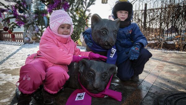 Дети Владивостока повязали шарфы бронзовым тигрятам в честь Нового года. Фото с места события