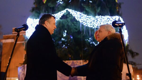 Губернатор Петербурга Полтавченко и губернатор Ленобласти Дрозденко перед новогодней елкой, архивное фото