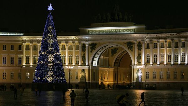 Новогодняя елка на Дворцовой площади в Петербурге. Архивное фото.