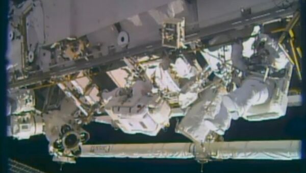 Астронавты во время выхода в открытый космос