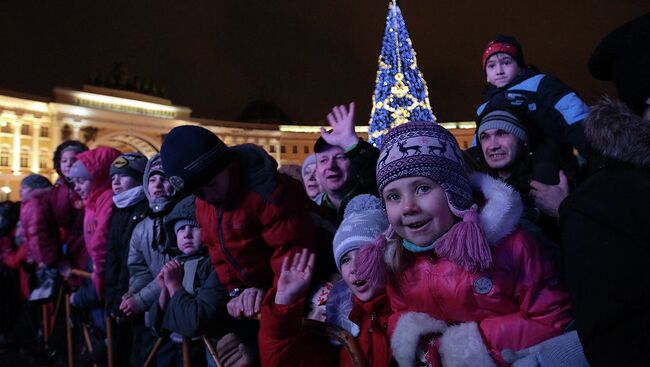 Новогодняя елка на Дворцовой площади Петербурга. Фото с места события