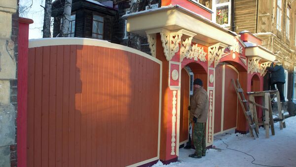 Установка новых деревянных ворот на Татарской улице в Томске, событийное фото