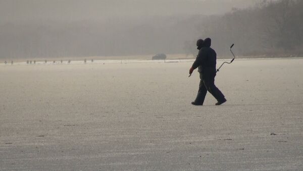 Сотрудники МЧС выходят на тонкий лед вслед за рыбаками