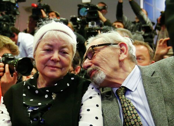 Мать и отец М. Ходорковского Марина и Борис во время пресс-конференции экс-главы нефтяной компании ЮКОС М.Ходорковского в музее Берлинской стены.