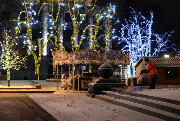 Деревья, украшенные гирляндами, на Тверской площади в Москве