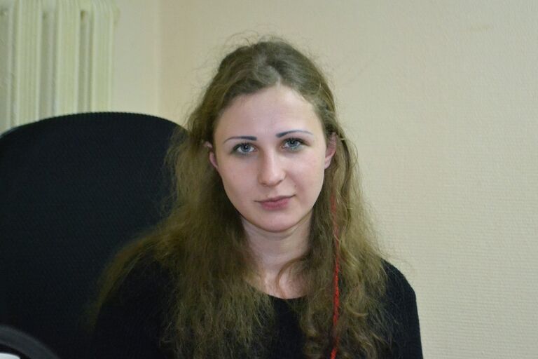 Участница группы Pussy Riot Мария Алехина в офисе общественной организации Комитет против пыток Участница группы Pussy Riot Мария Алехина в офисе общественной организации Комитет против пыток